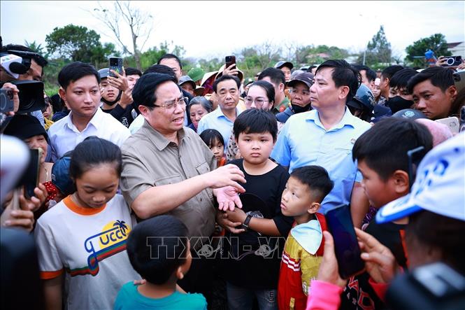 PM Pham Minh Chinh visits the flood-affected areas in Hoa Thinh commune, Dak Lak province. VNA Photo: Dương Giang