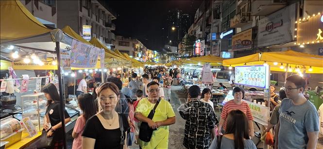 Tấp nập du khách tham quan chợ đêm Taman Segar. Ảnh: Bùi Hoàn - TTXVN