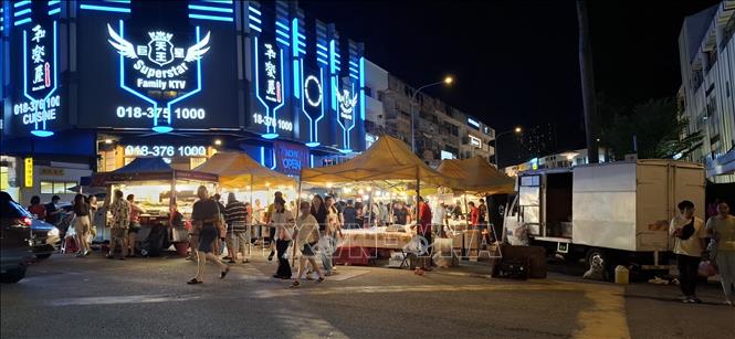 Chợ đêm trên đường Taman Segar ở Kuala Lumpur. Ảnh: Bùi Hoàn - TTXVN