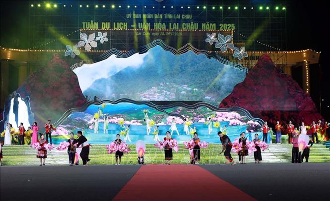 Chương trình nghệ thuật đặc sắc do các diễn viên nghệ nhân đoàn nghệ thuật tỉnh Lai Châu biểu diễn. Ảnh: Quý Trung - TTXVN