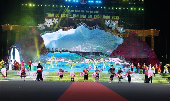 Chương trình nghệ thuật đặc sắc do các diễn viên nghệ nhân đoàn nghệ thuật tỉnh Lai Châu biểu diễn. Ảnh: Quý Trung - TTXVN