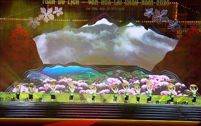 Tiết mục văn nghệ  do đoàn nghệ thuật tỉnh Vân Nam (Trung Quốc) biểu diễn. Ảnh: Quý Trung – TTXVN