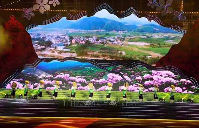 Tiết mục văn nghệ  do đoàn nghệ thuật tỉnh Vân Nam (Trung Quốc) biểu diễn. Ảnh: Quý Trung – TTXVN