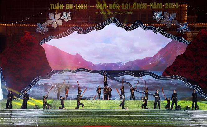 Tiết mục nghệ thuật đặc sắc do đoàn tỉnh Lai Châu biểu diễn. Ảnh: Quý Trung – TTXVN