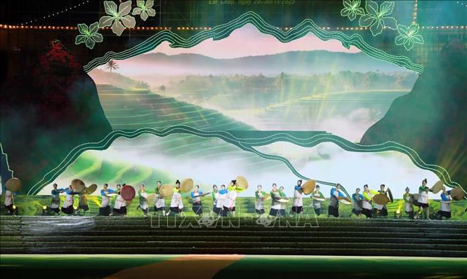 Tiết mục múa ngày mùa của đồng bào dân tộc Mảng của đoàn văn nghệ tỉnh Lai Châu biểu diễn. Ảnh: Quý Trung – TTXVN