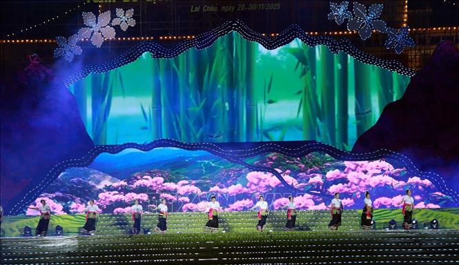 Tiết mục nghệ thuật đặc sắc do đoàn tỉnh Lai Châu biểu diễn. Ảnh: Quý Trung – TTXVN