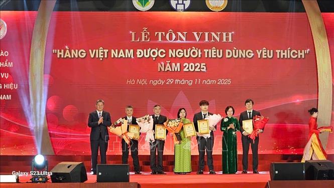 Bà Bùi Huyền Mai (Chủ tịch Ủy ban Mặt trận Tổ quốc thành phố Hà Nội) và ông Nguyễn Mạnh Quyền (Phó Chủ tịch UBND thành phố Hà Nội) tặng hoa cho các thành viên Ban giám khảo. Ảnh: Phương Anh-TTXVN  