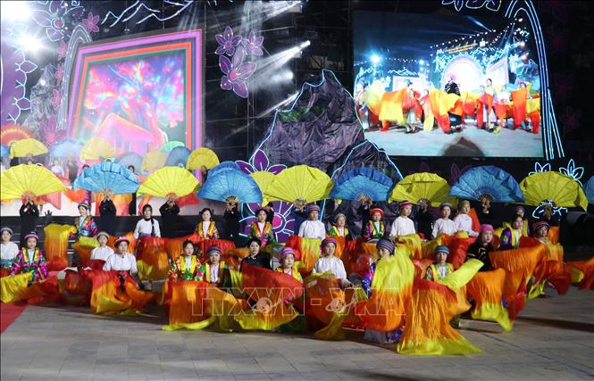  Các tiết mục nghệ thuật chào mừng Lễ hội Hoa Tam giác mạch lần thứ XI. Ảnh: Đức Thọ - TTXVN