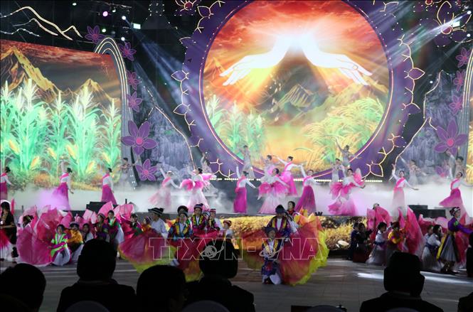 Các tiết mục nghệ thuật chào mừng Lễ hội Hoa Tam giác mạch lần thứ XI. Ảnh: Đức Thọ - TTXVN.