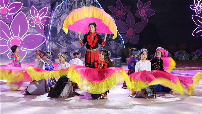 Các tiết mục nghệ thuật chào mừng Lễ hội Hoa Tam giác mạch lần thứ XI. Ảnh: Đức Thọ - TTXVN.