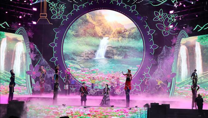  Các tiết mục nghệ thuật chào mừng Lễ hội Hoa Tam giác mạch lần thứ XI. Ảnh: Đức Thọ - TTXVN.