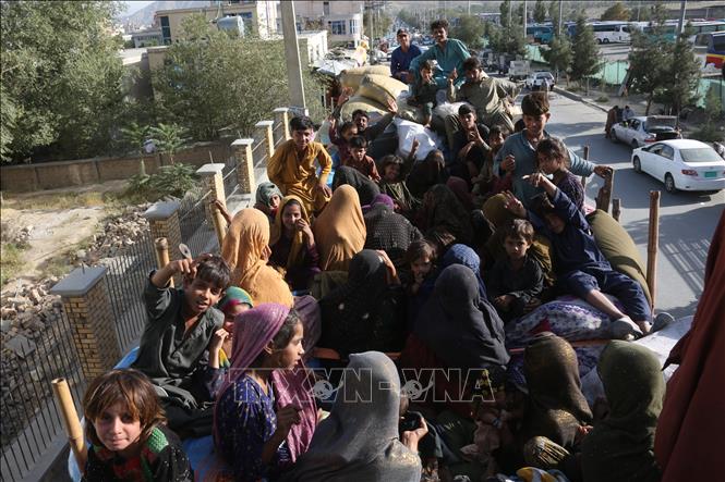 Người tị nạn trên xe tải gần khu trại tạm ở Kabul, Afghanistan. Ảnh: THX/TTXVN