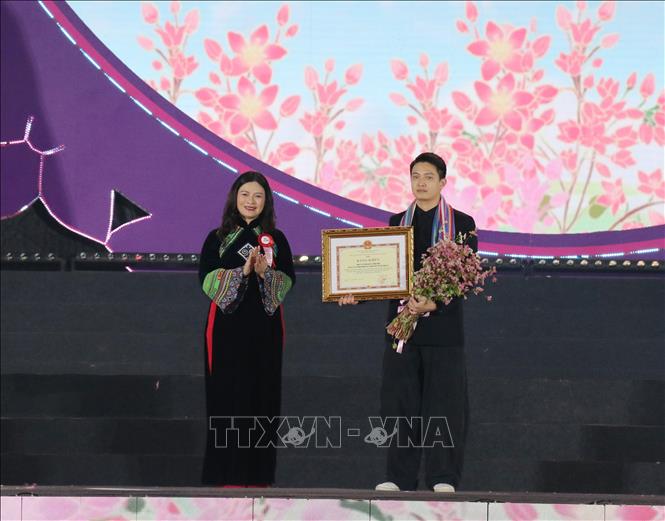  Bà Vương Ngọc Hà, Phó Chủ tịch UBND tỉnh Tuyên Quang trao bằng khen cho đại diện các nhà tài trợ Lễ hội Hoa Tam giác mạch lần thứ XI. Ảnh: Đức Thọ - TTXVN.