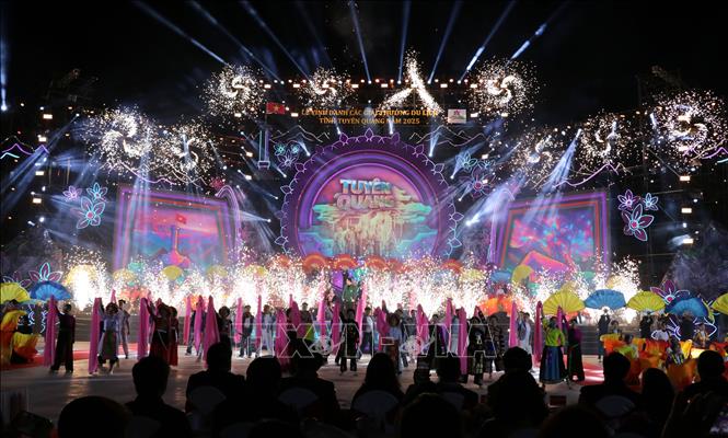  Các tiết mục nghệ thuật chào mừng Lễ hội Hoa Tam giác mạch lần thứ XI. Ảnh: Đức Thọ - TTXVN.