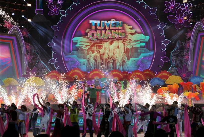 Các tiết mục nghệ thuật chào mừng Lễ hội Hoa Tam giác mạch lần thứ XI. Ảnh: Đức Thọ - TTXVN.