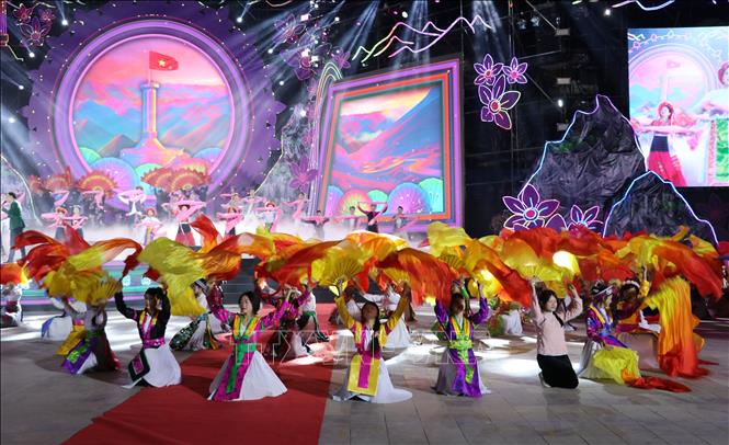  Các tiết mục nghệ thuật chào mừng Lễ hội Hoa Tam giác mạch lần thứ XI. Ảnh: Đức Thọ - TTXVN.
