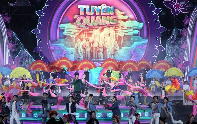 Các tiết mục nghệ thuật chào mừng Lễ hội Hoa Tam giác mạch lần thứ XI. Ảnh: Đức Thọ - TTXVN.