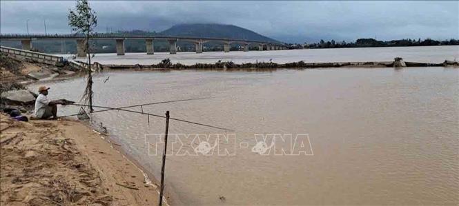 Điểm khởi đầu của dòng sông mới, đoạn kè bé xé toạc. Ảnh: Phạm Kha - TTXVN