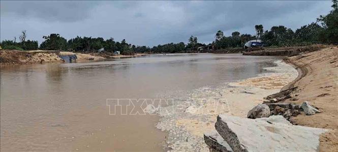 Một đoạn sông mới được tạo nên sau cơn lũ, nơi nó đi qua vốn là đất đai chăn nuôi của 7 hộ dân. Ảnh: Phạm Kha – TTXVN