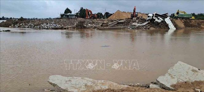 Một đoạn sông mới được tạo nên sau cơn lũ, nơi nó đi qua vốn là đất đai chăn nuôi của 7 hộ dân. Ảnh: Xuân Quý – TTXVN