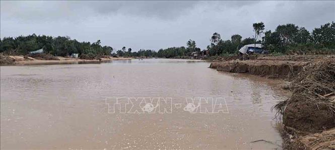 Một đoạn sông mới được tạo nên sau cơn lũ, nơi nó đi qua vốn là đất đai chăn nuôi của 7 hộ dân. Ảnh: Phạm Kha – TTXVN