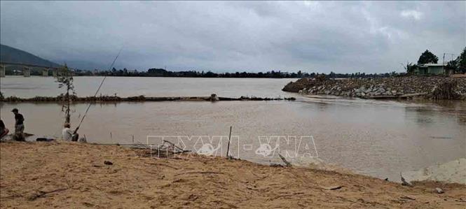 Điểm khởi đầu của dòng sông mới, đoạn kè bé xé toạc. Ảnh: Phạm Kha - TTXVN