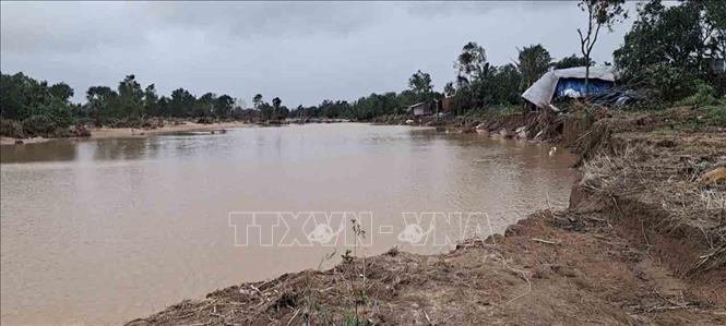 Một đoạn sông mới được tạo nên sau cơn lũ, nơi nó đi qua vốn là đất đai chăn nuôi của 7 hộ dân. Ảnh: Xuân Quý – TTXVN
