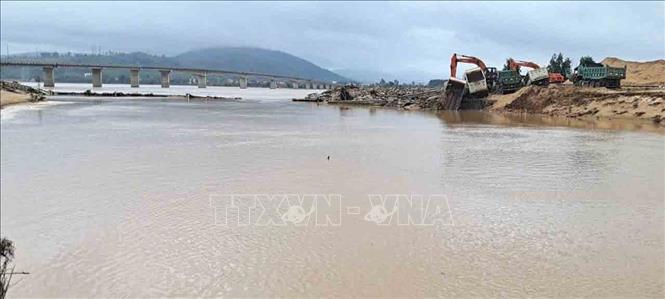 Điểm khởi đầu của dòng sông mới, đoạn kè bé xé toạc. Ảnh: Xuân Quý – TTXVN