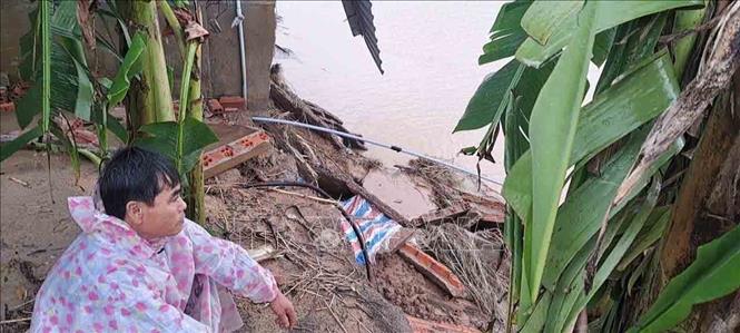 Ông Lương Cư, có trại heo bị cuốn trôi, vẫn còn thất thần với cơ lũ khủng khiếp. Ảnh: Phạm Kha – TTXVN