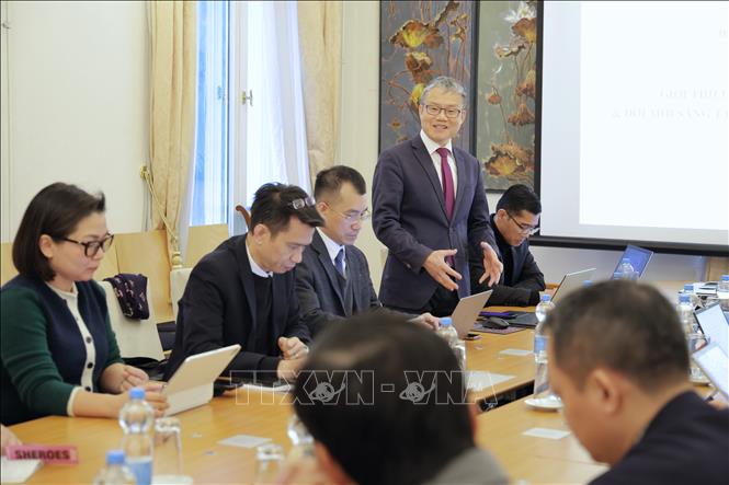 GS. TSKH. Nguyễn Xuân Thính phát biểu tại Toạ đàm. Ảnh: Thu Hằng - PV TTXVN tại Đức