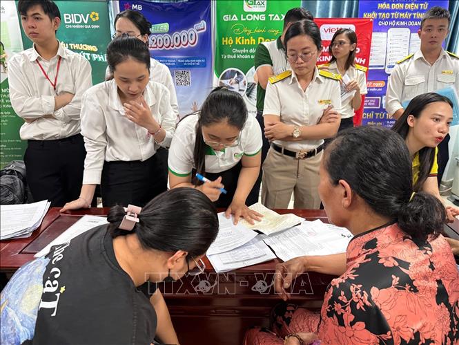 Các đơn vị tư vấn, các nhà cung cấp giải pháp cũng tham gia hỗ trợ hộ kinh doanh sẵn sàng áp dụng mô hình quản lý thuế mới. Ảnh: Hứa Chung-TTXVN