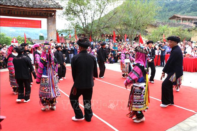 Không khí lễ hội của người Lô Lô tại Lũng Cú sôi nổi với điệu múa vòng và tiếng trống đồng ngân vang, thu hút đông đảo du khách và người dân đến trải nghiệm. Ảnh: Minh Tâm-TTXVN