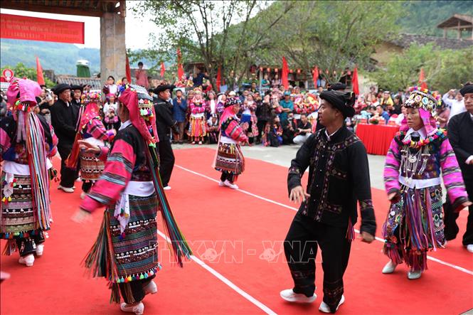 Đồng bào Lô Lô ở xã Lũng Cú hòa mình trong điệu múa vòng truyền thống, sắc phục rực rỡ quyện theo nhịp trống đồng vang lên giữa sân đình. Ảnh: Minh Tâm-TTXVN