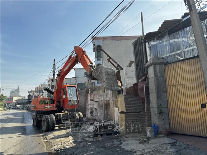 Giải phóng mặt bằng phục vụ mở rộng truyến đường T4, xã Văn Môn. Ảnh: Đỗ Huyền - TTXVN