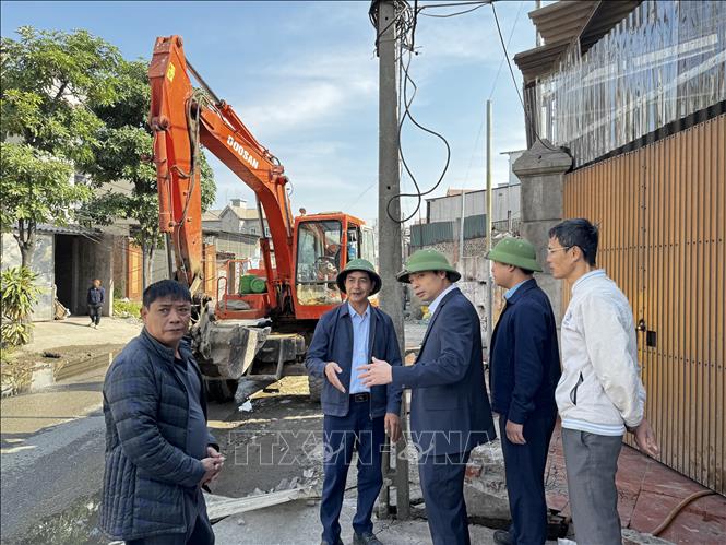 Lãnh đạo xã Văn Môn vận động các hộ gia đình tự tháo dỡ công trình, vật kiến trúc nằm trong phạm vi giải phóng mặt bằng. Ảnh: Đỗ Huyền - TTXVN