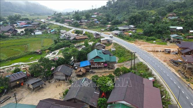 Con đường mới trải nhựa phẳng lì, uốn lượn qua dãy Trường Sơn hùng vĩ, đã mang đến diện mạo mới và mở ra cơ hội phát triển cho người dân khu vực biên giới Lào – Việt Nam. Ảnh: Đỗ Bá Thành - PV TTXVN tại Lào