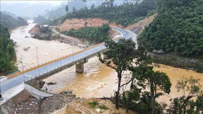  Từ khi có Cầu Trường Sơn 2  việc đi lại của người dân thuận tiện hơn trong việc giao thương giữa Lào và Việt Nam. Ảnh: Đỗ Bá Thành - PV TTXVN tại Lào