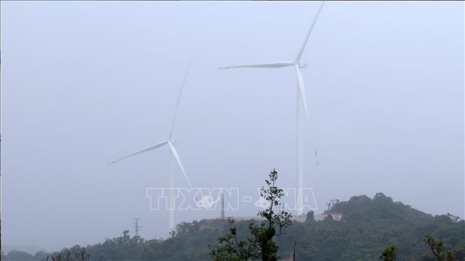 Những cánh quạt gió khổng lồ quay trên đỉnh Trường Sơn hôm nay không chỉ mang lại nguồn năng lượng xanh, bền vững cho tương lai, mà còn tượng trưng cho tình hữu nghị đặc biệt Lào – Việt Nam. Ảnh: Đỗ Bá Thành - PV TTXVN tại Lào