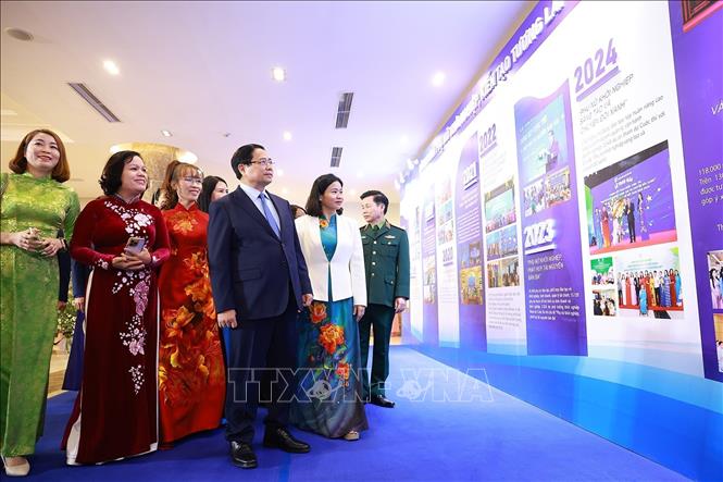 Thủ tướng Phạm Minh Chính tham quan trưng bày về quá trình phát triển Đề án “Hỗ trợ phụ nữ khởi nghiệp giai đoạn 2017-2025” . Dương Giang-TTXVN
