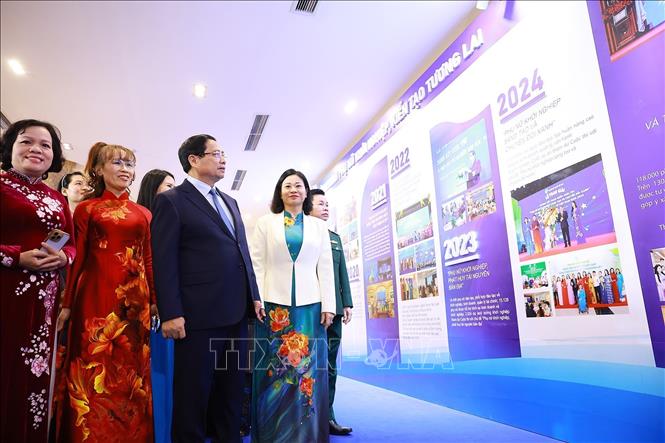 Thủ tướng Phạm Minh Chính tham quan trưng bày về quá trình phát triển Đề án “Hỗ trợ phụ nữ khởi nghiệp giai đoạn 2017-2025” . Dương Giang-TTXVN
