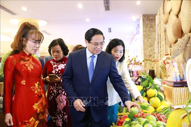 Thủ tướng Phạm Minh Chính tham quan trưng bày sản phẩm nông nghiệp, thủ công mỹ nghệ của các doanh nghiệp do phụ nữ khởi nghiệp. Dương Giang-TTXVN
