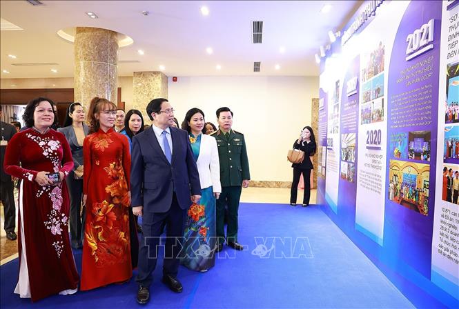 Thủ tướng Phạm Minh Chính tham quan trưng bày về quá trình phát triển Đề án “Hỗ trợ phụ nữ khởi nghiệp giai đoạn 2017-2025” . Dương Giang-TTXVN
