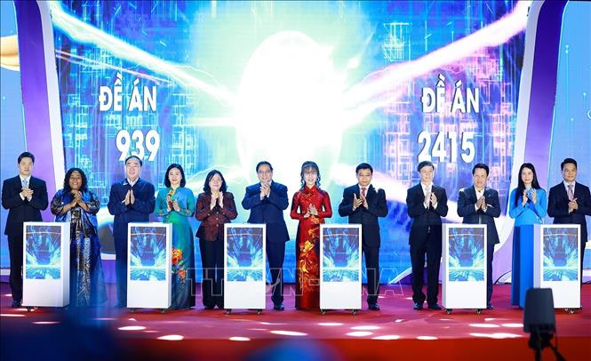 Thủ tướng Phạm Minh Chính và các đại biểu bấm nút triển khai Đề án Hỗ trợ phụ nữ khởi nghiệp giai đoạn 2026-2035 (Đề án 2415). Ảnh: Dương Giang-TTXVN 
