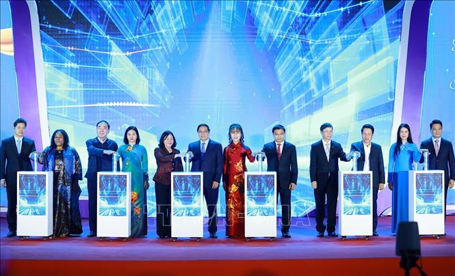 Thủ tướng Phạm Minh Chính và các đại biểu bấm nút triển khai Đề án Hỗ trợ phụ nữ khởi nghiệp giai đoạn 2026-2035 (Đề án 2415). Ảnh: Dương Giang-TTXVN 
