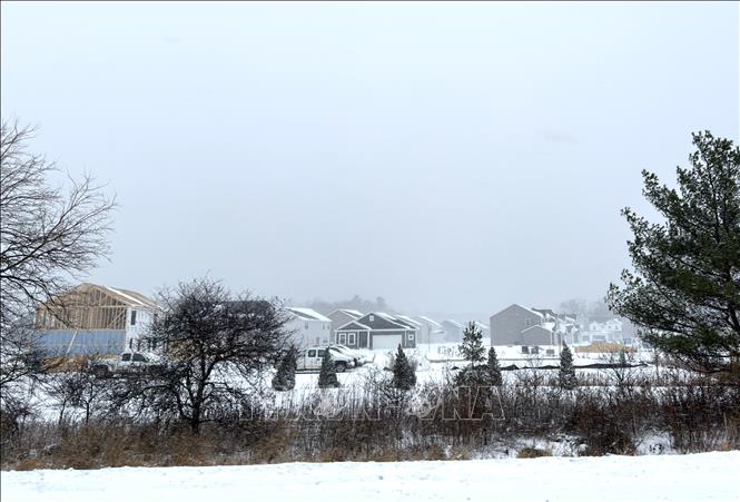 Tuyết phủ trắng mái nhà, tạo nên khung cảnh yên bình và tinh khiết, như bước ra từ một bức tranh mùa đông. Ảnh: Ngọc Quang- PV TTXVN tại Mỹ