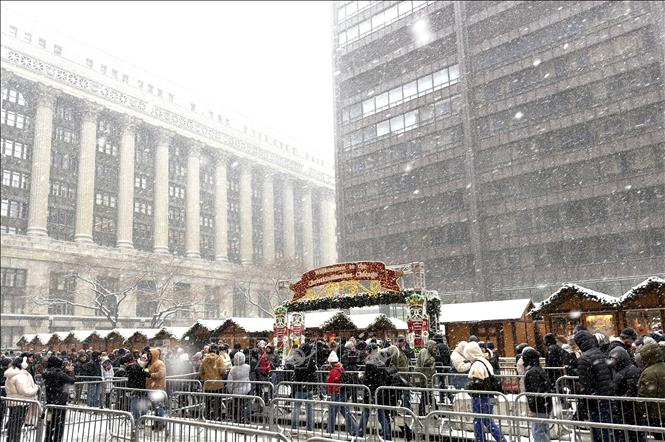 Người dân xếp hàng vào hội chợ Giáng sinh ở Chicago. Ảnh: Ngọc Quang -  PV TTXVN tại Mỹ