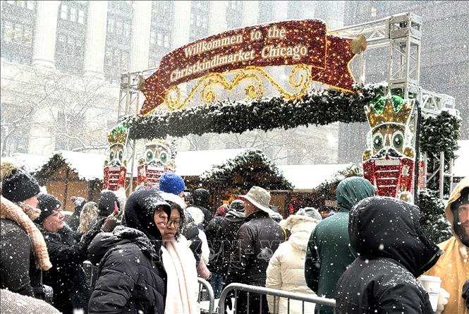 Người dân xếp hàng vào hội chợ Giáng sinh ở Chicago. Ảnh: Ngọc Quang -  PV TTXVN tại Mỹ