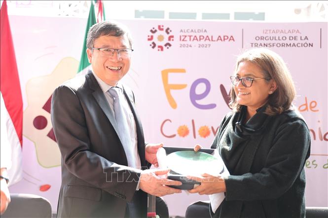 Đại sứ Việt Nam tại Mexico Nguyễn Văn Hải, Chủ tịch Ủy ban ASEAN tại Mexico tặng quà lưu niệm cho Thị trưởng quận Iztapalapa Aleida Alavez Ruiz. Ảnh: Phi Hùng - PV TTXVN tại Mexico