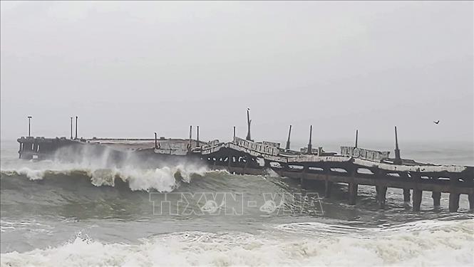 Sóng biển dâng cao khi bão Ditwah áp sát bang Puducherry, Ấn Độ ngày 29/11/2025. Ảnh: ANI/TTXVN