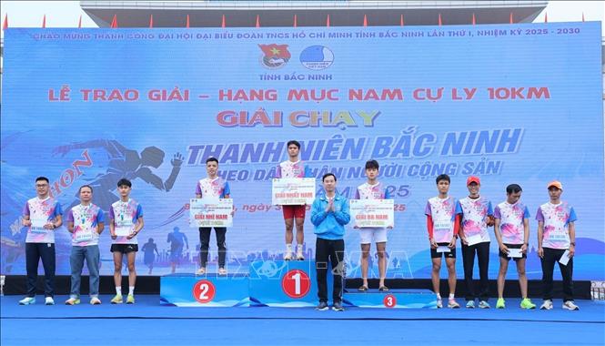 Ban Tổ chức trao giải cho các vận động viên xuất sắc nội dung nam 10 km. Ảnh: Đồng Thúy-TTXVN